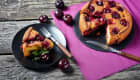 Plum torte sur une assiette noire