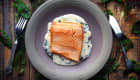 Saumon à l'oseille sur assiette grise 
