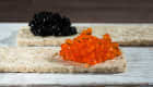 Caviar végétal rouge et noir sur crackers
