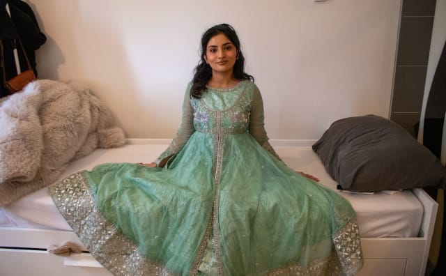 Geldzaken: Maryam showt graag haar Pakistaanse jurken