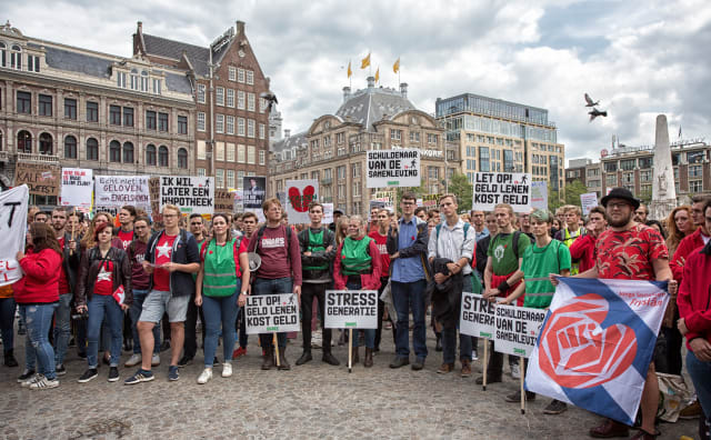 Onderzoek: ‘Studenten afhankelijker van ouders door leenstelsel’