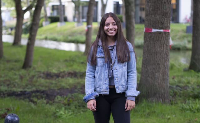 María José woont op een vakantiepark in Halfweg. ‘Ik moet de slaapkamer delen’