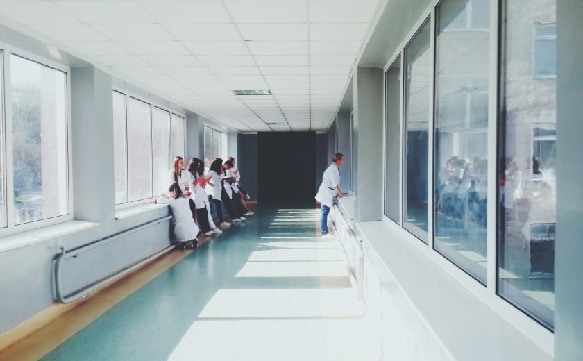 Verpleegkunde studeren in coronatijd: ‘Zorgen hoort in alle tijden bij mijn beroep’