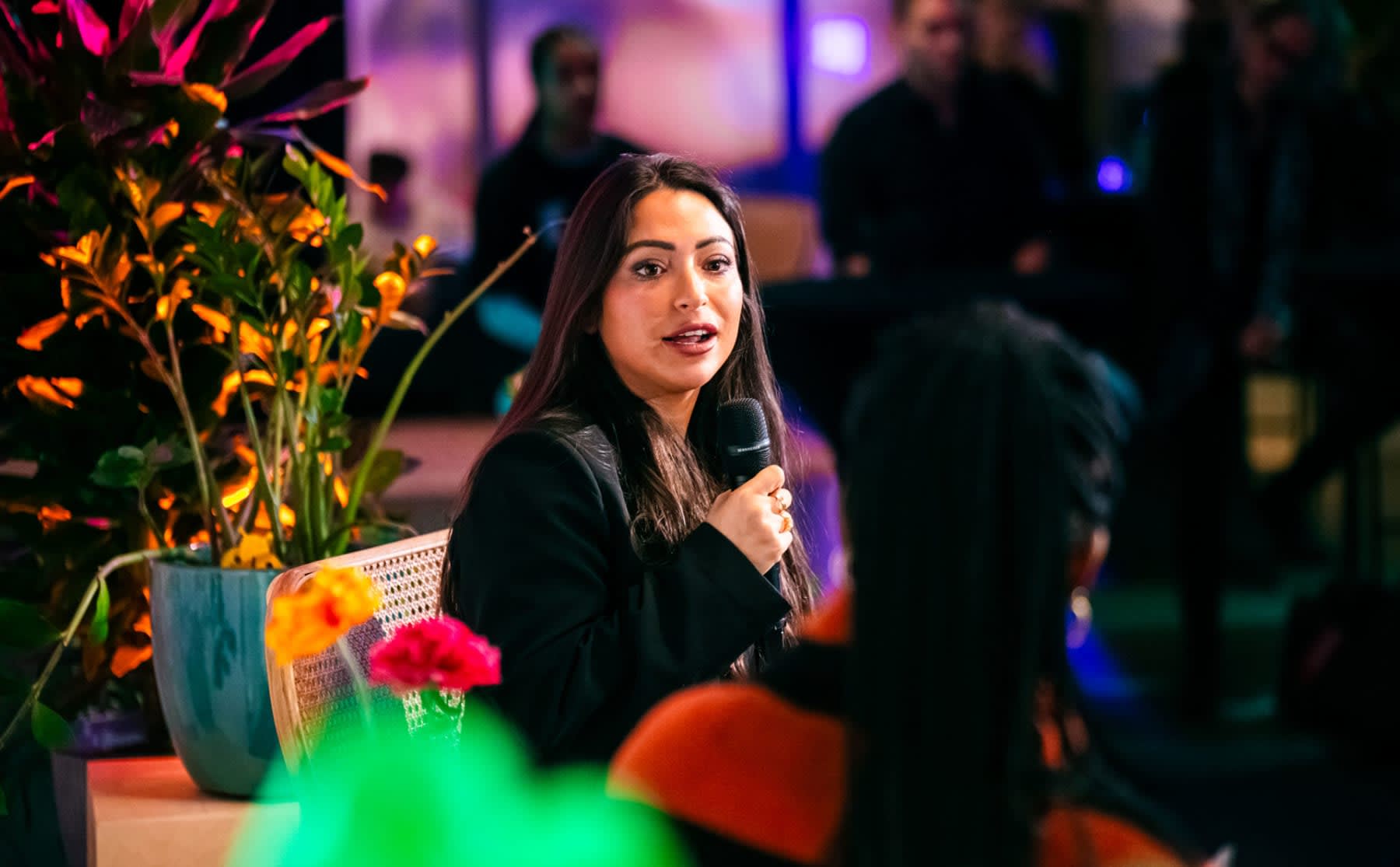 Schrijver Lale Gül te gast bij HvA: ‘Bizar dat ik mensen inspireer voor zichzelf te kiezen’