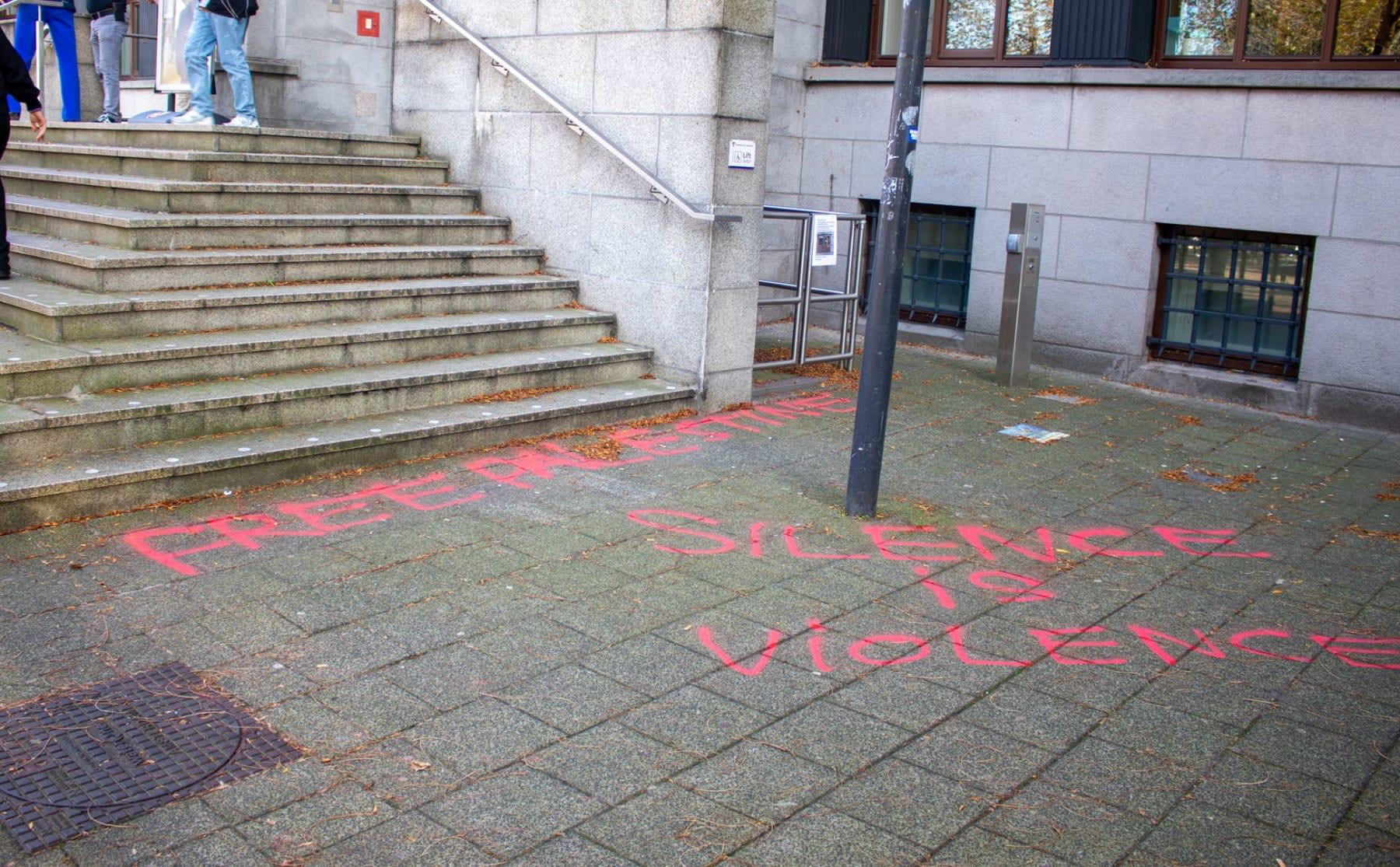 Nieuwtje: Protesten op stoepen Amstelcampus, ‘HvA, stop medeplichtigheid’