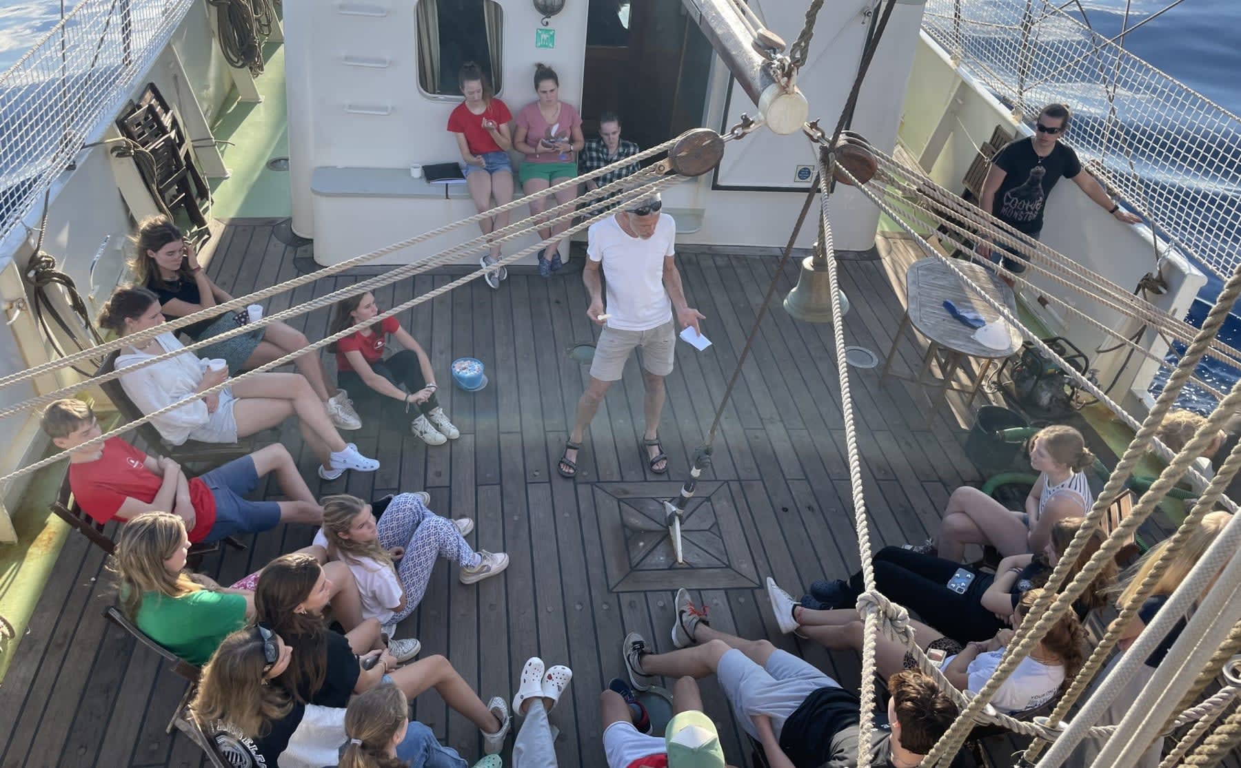 Rekenen op zee: HvA-docent Boaz Visscher geeft wiskundeles aan boord van een driemaster