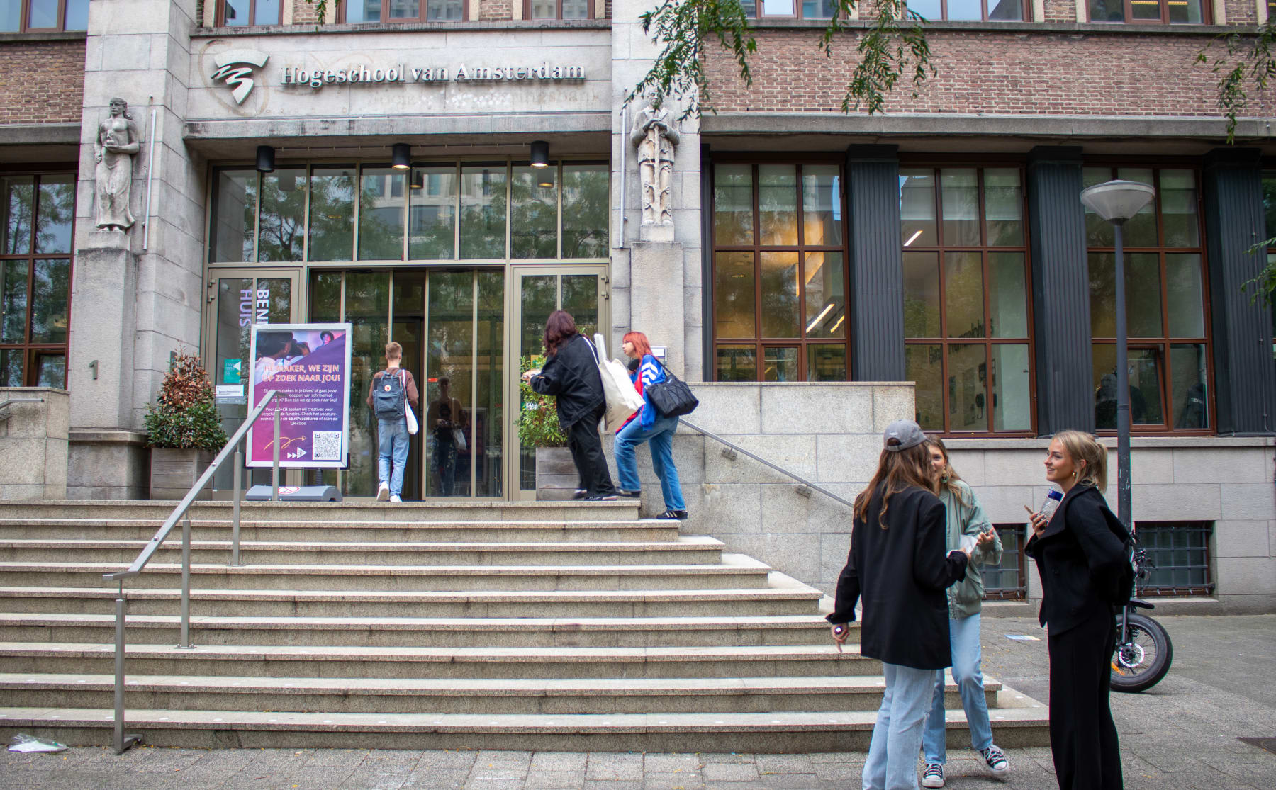 straatbeeld-BPH Even opbellen of een appje? HvA wil weten hoe je studenten terug naar de campus krijgt