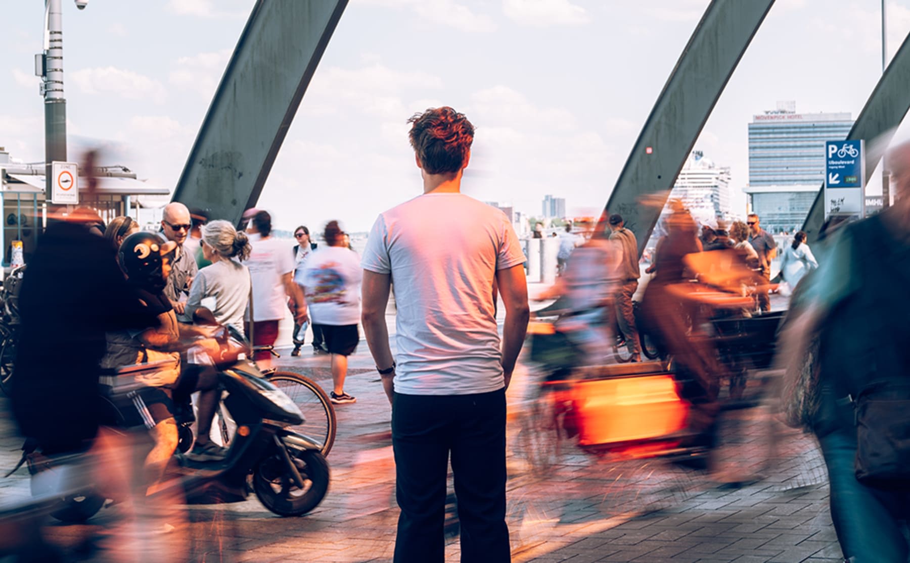 cover_identiteit_magazine_online_yh7bvq ‘Het vormen van een eigen identiteit staat onder druk bij veel jongeren’