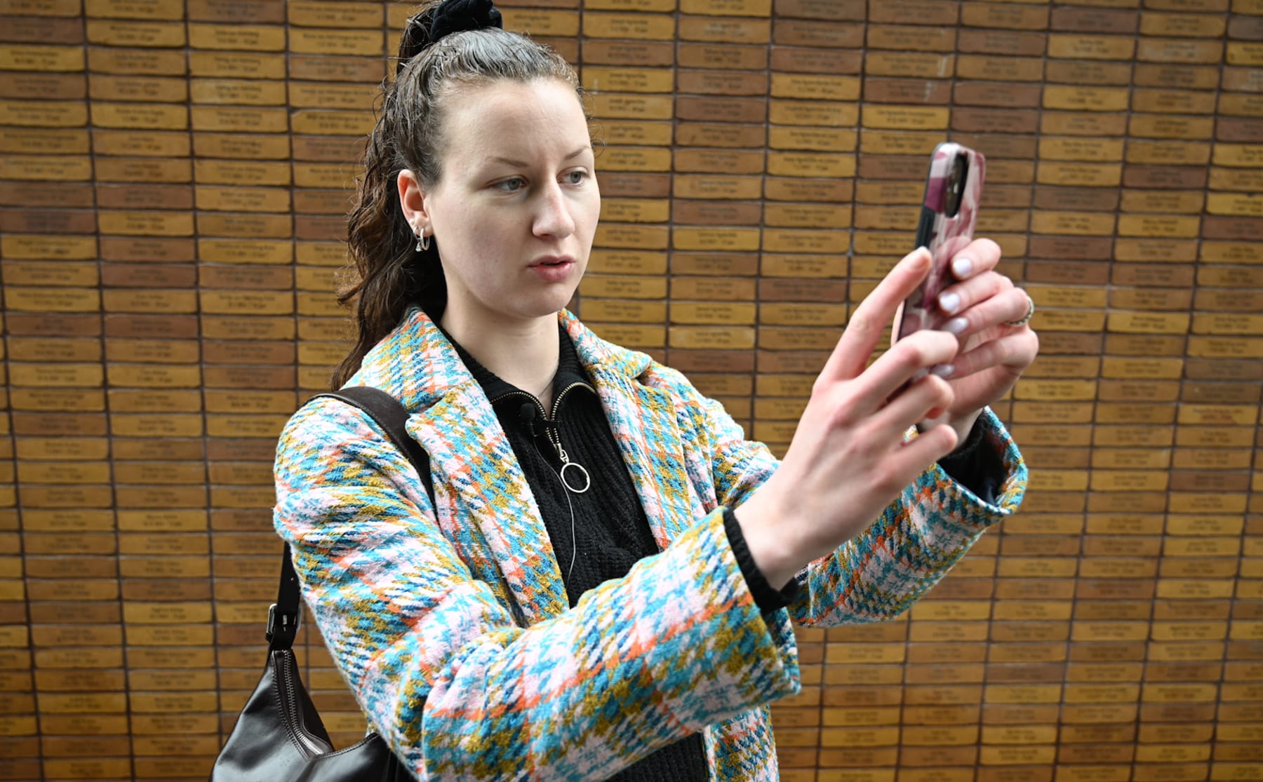 Caro brengt het Holocaust Namenmonument tot leven met app