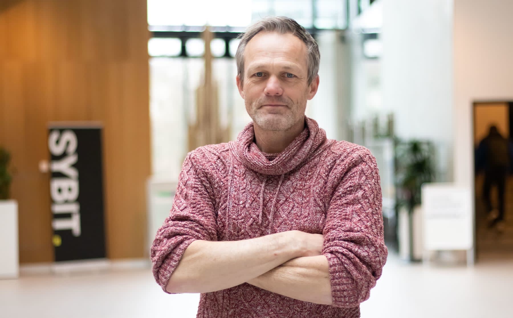 Techniekdocent Marc Barends repareert kapotte apparaten van minima