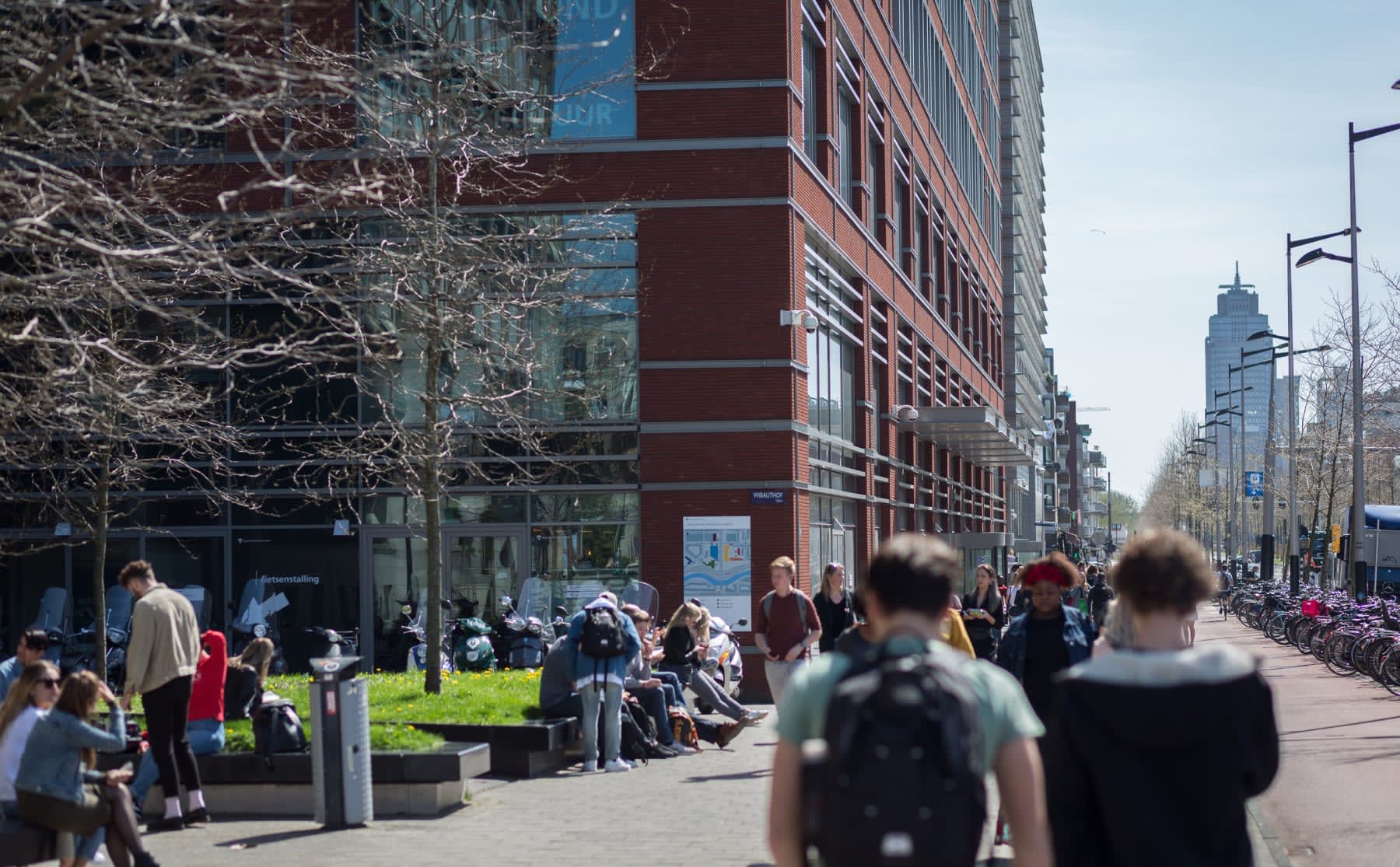 Daling aantal eerstejaarsstudenten in het hbo zet definitief door, ook op de HvA
