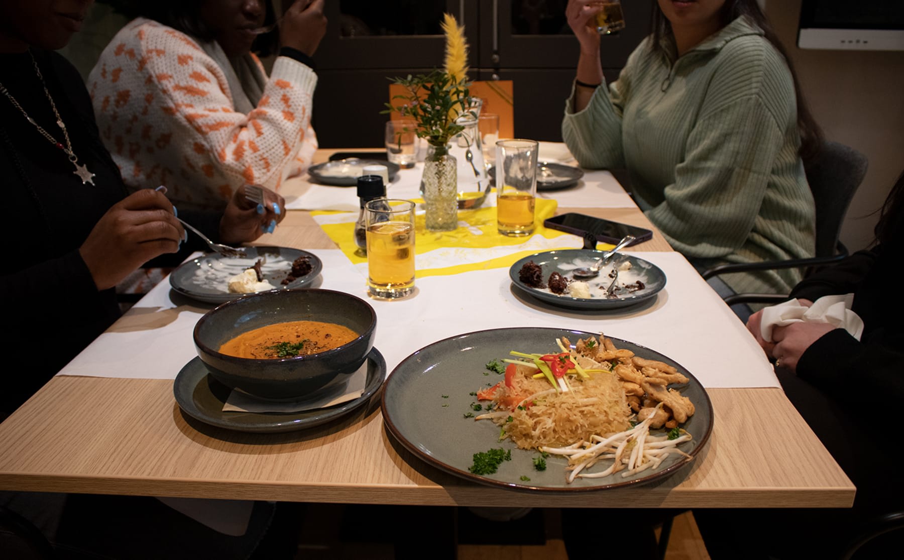 koken-voor-giro555-studenten-houden-benefietdiners-voor-turkije-en-syrie-image Koken voor Giro555: studenten houden benefietdiners voor Turkije en Syrië