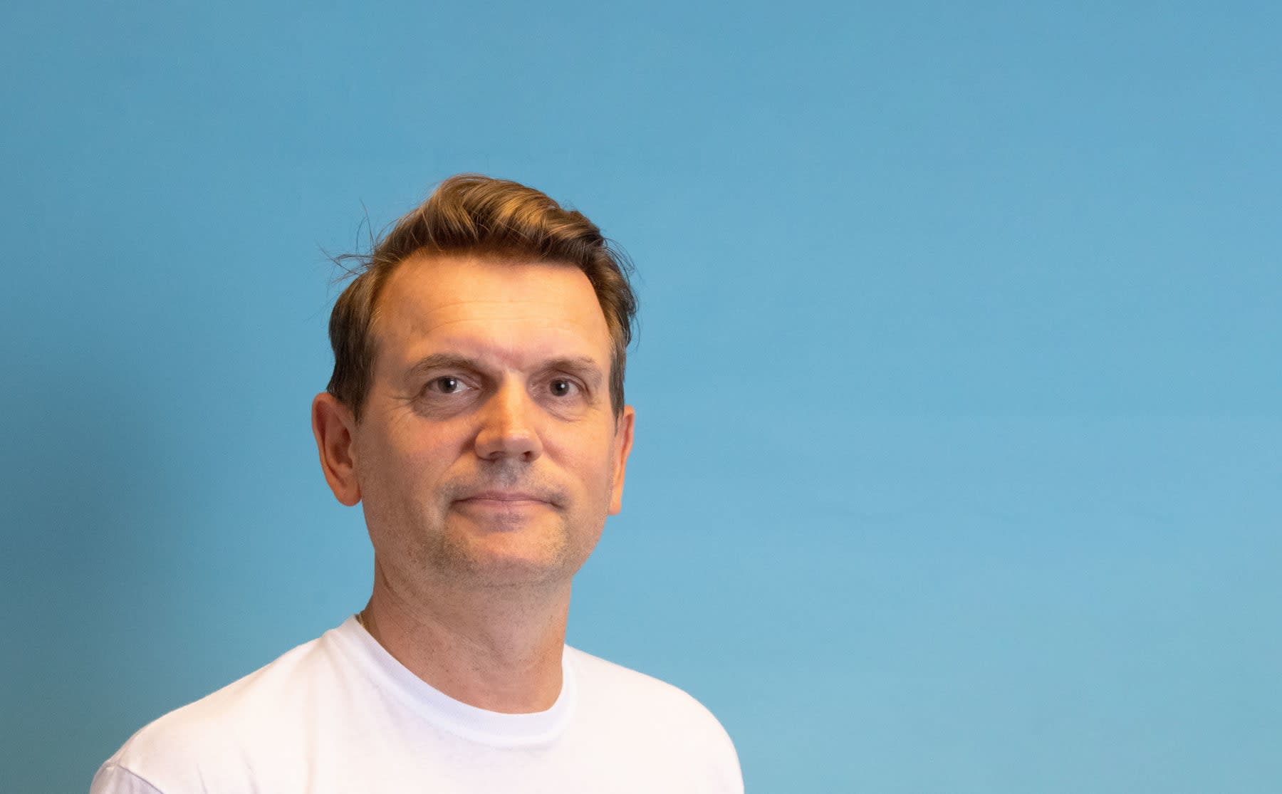 &lsquo;Eerst was ik homo, toen gay en nu queer. Ikzelf ben alleen niet veranderd&rsquo;