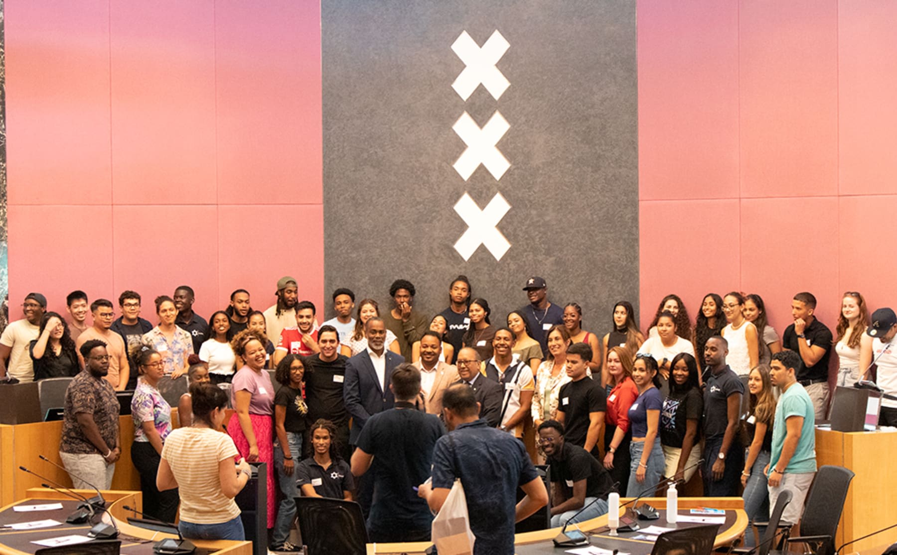 Caribische studenten krijgen tips en levensadvies bij warm &lsquo;bon bini&rsquo; in stadhuis
