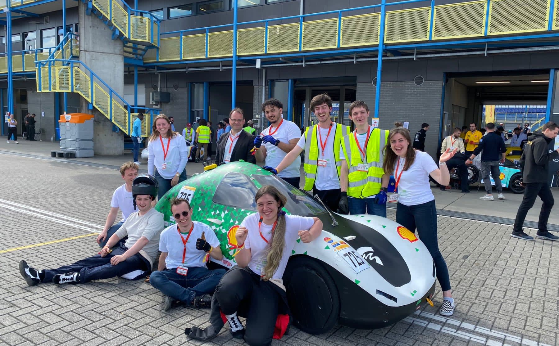 hvaers-racen-weer-zo-zuinig-mogelijk-mee-echt-gaaf-om-al-die-autos-te-zien-image HvA’ers racen weer zo zuinig mogelijk mee: ‘Echt gaaf om al die auto’s te zien’