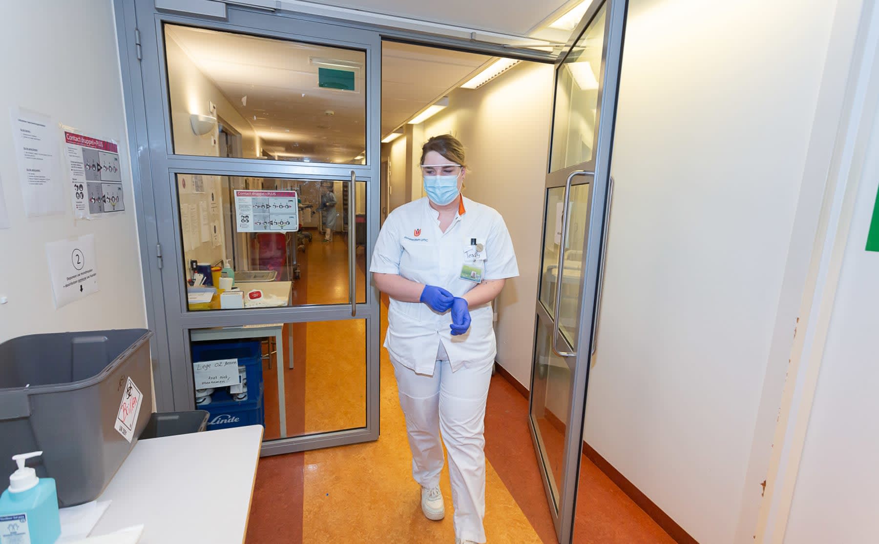 Tessy assisteert op de corona-afdeling: &lsquo;Soms lijkt het sciencefiction&rsquo;