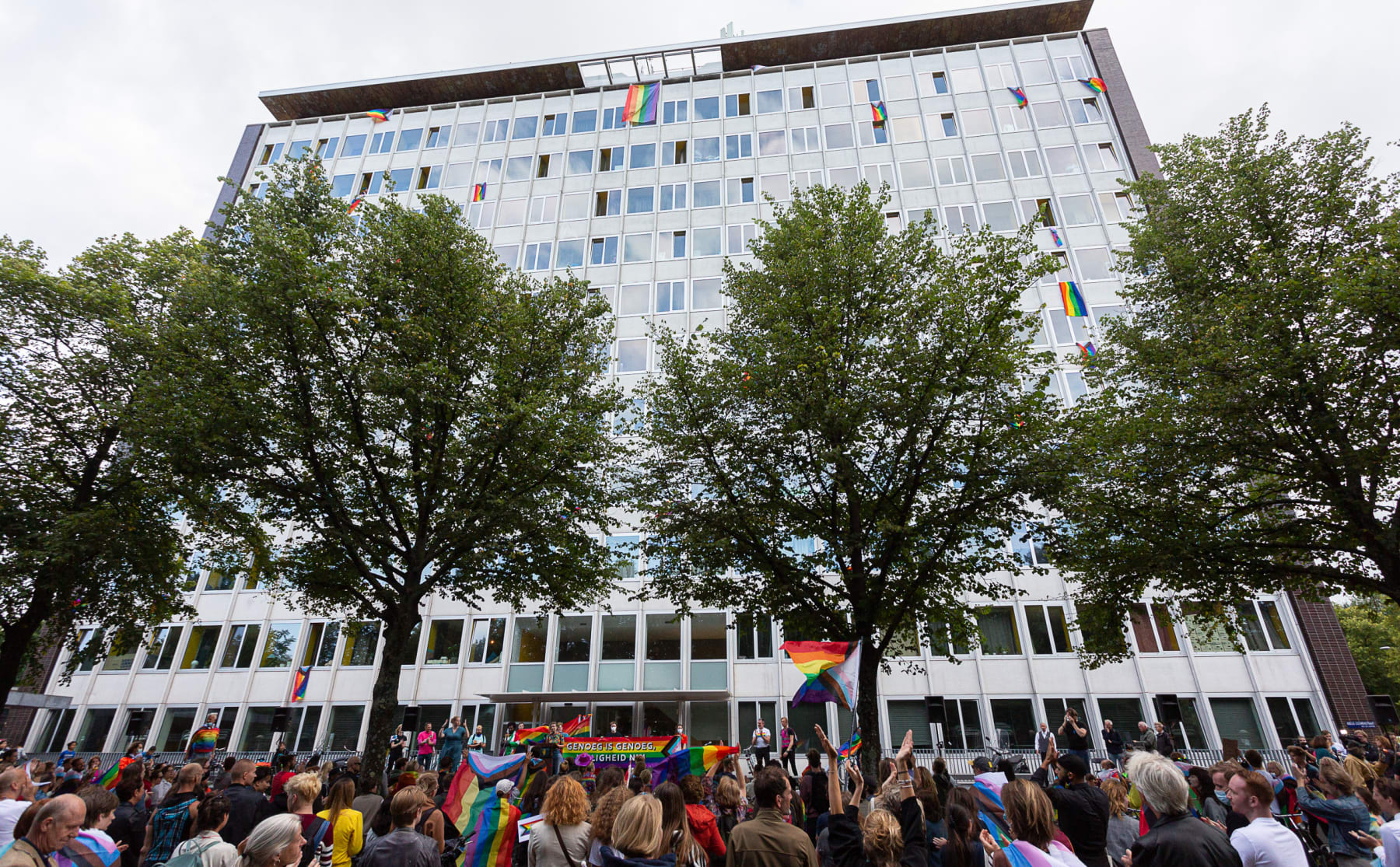 er-hangen-weer-regenboogvlaggen-uit-de-ramen-in-de-studentenflat-in-west-image Er hangen weer regenboogvlaggen uit de ramen in de studentenflat in West