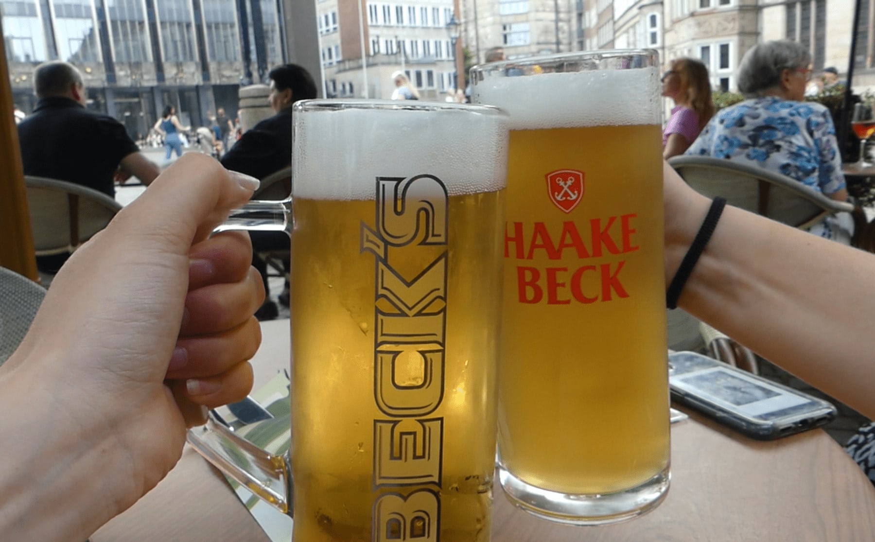 De doorgeefcamera: &lsquo;Een biertje kun je in Duitsland natuurlijk niet afslaan&rsquo;