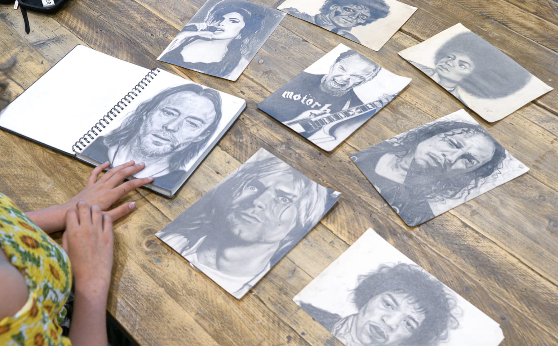 passie-carmen-tekent-levensechte-portretten-van-haar-muziekhelden-image Passie: Carmen tekent levensechte portretten van haar muziekhelden