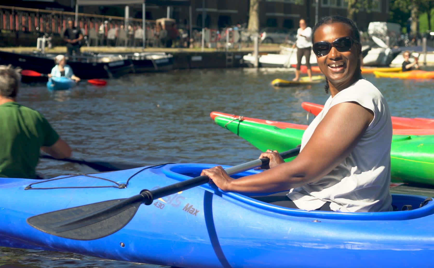 Docenten kano&euml;n op de Amstel: &rsquo;twee weken geleden regende het nog keihard&rsquo;