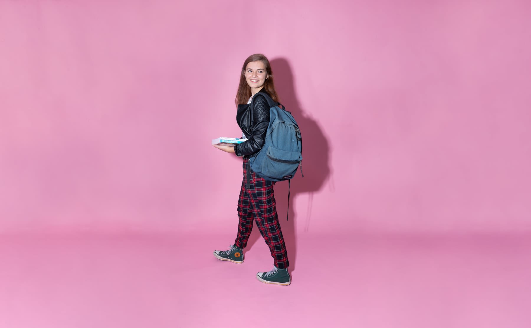 julia-juicht-en-racet-met-de-buschauffeur-naar-haar-stage-image Julia juicht – en racet met de buschauffeur naar haar stage