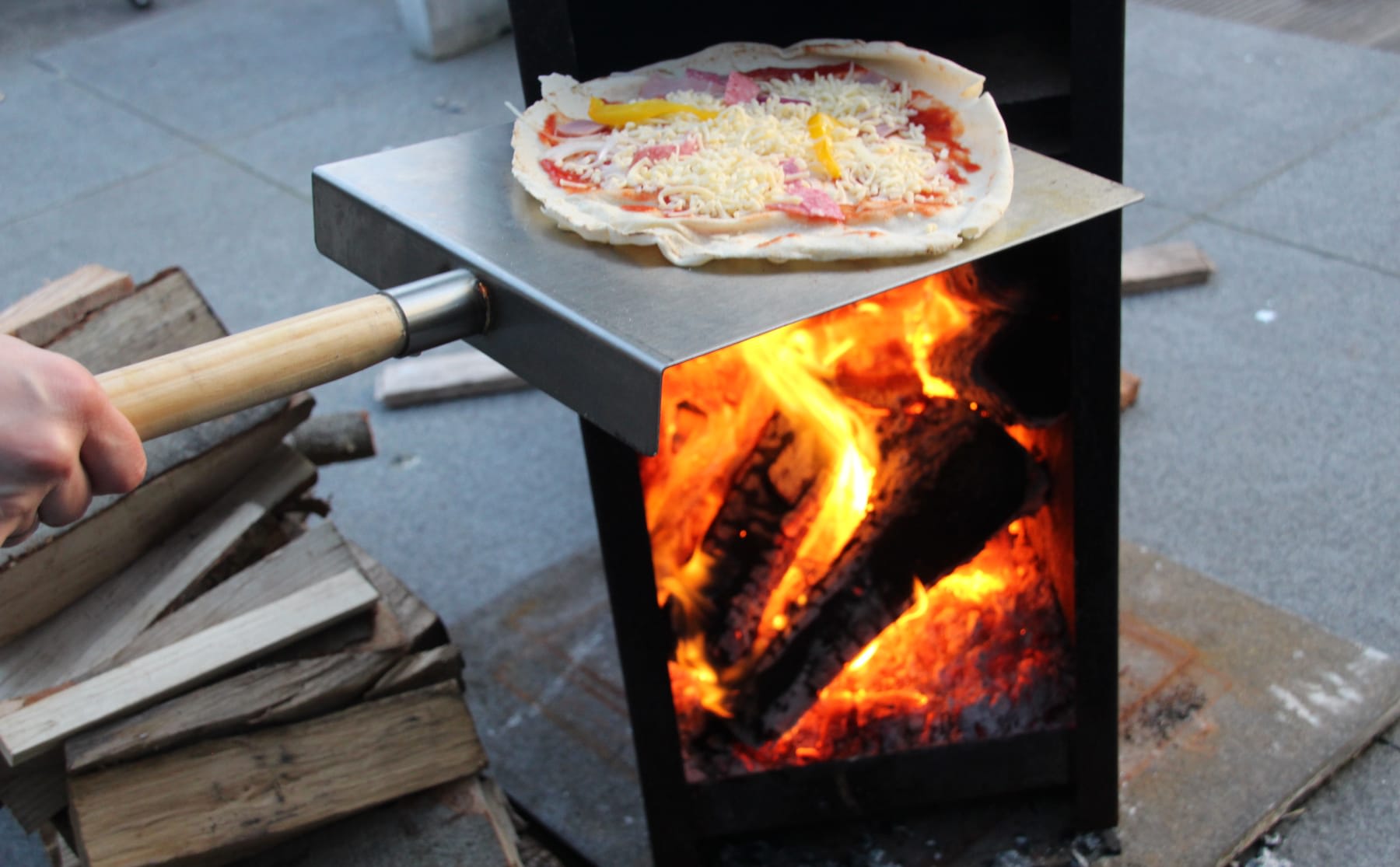 de-doorgeefcamera-emilie-maakt-pizzas-in-de-tuin-image De doorgeefcamera: Emilie maakt pizza’s in de tuin