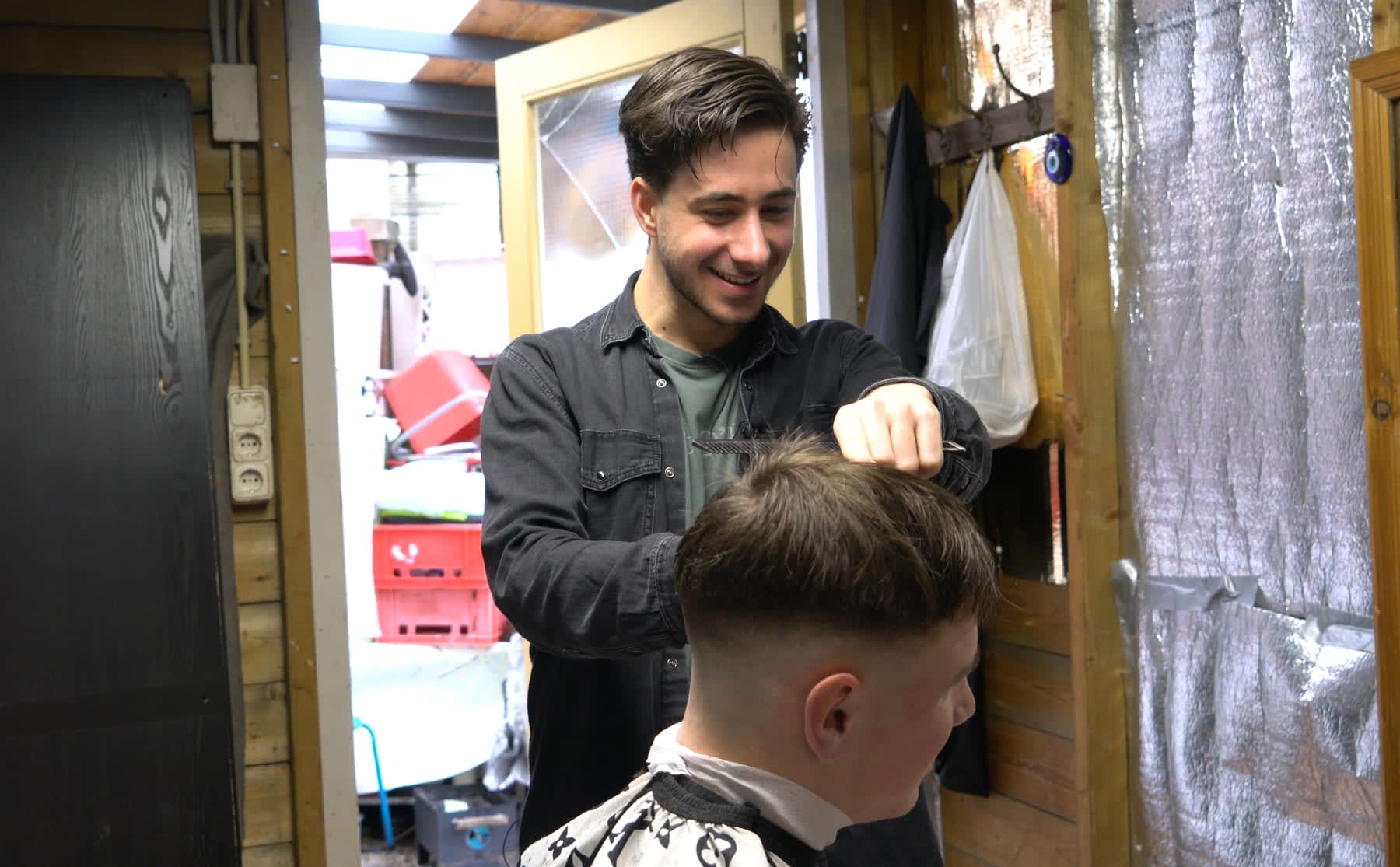 bertan-knipt-stiekem-tientallen-vrienden-in-zijn-schuurtje-image Bertan knipt stiekem tientallen vrienden in zijn schuurtje