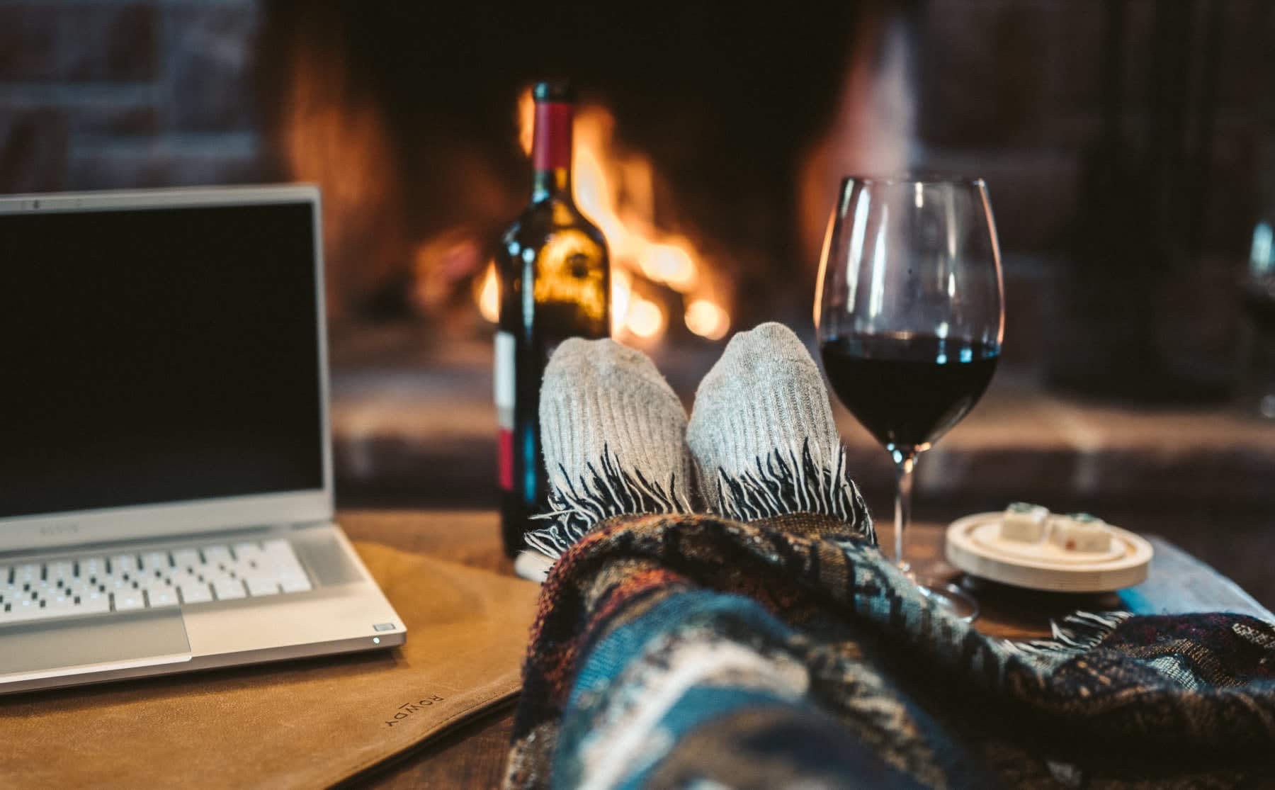 Laptop op schoot, drankje erbij: vijf gezellige spellen voor een online kerst