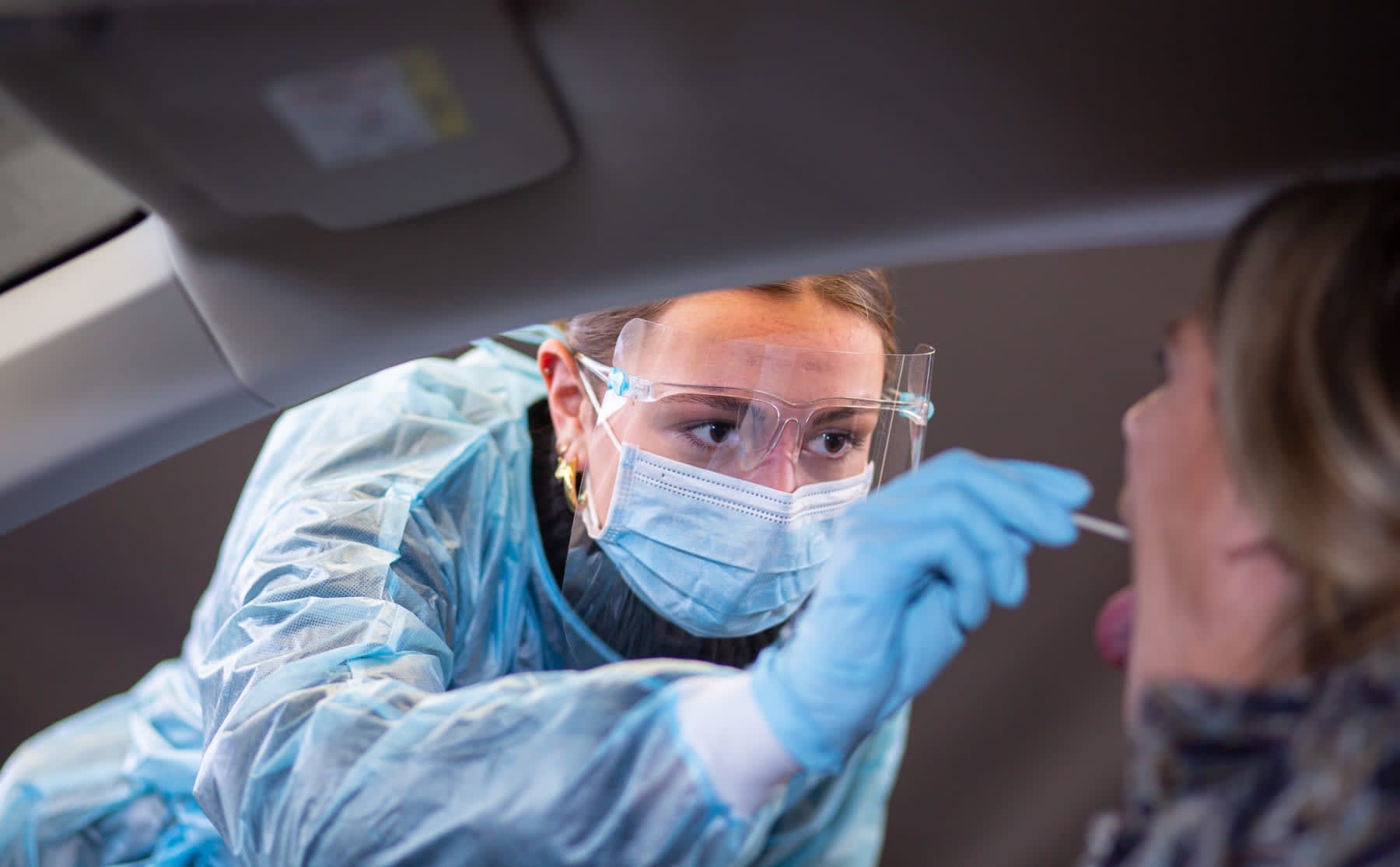 Nina is coronatester: &lsquo;Mik op het oor, dan zit je goed&rsquo;