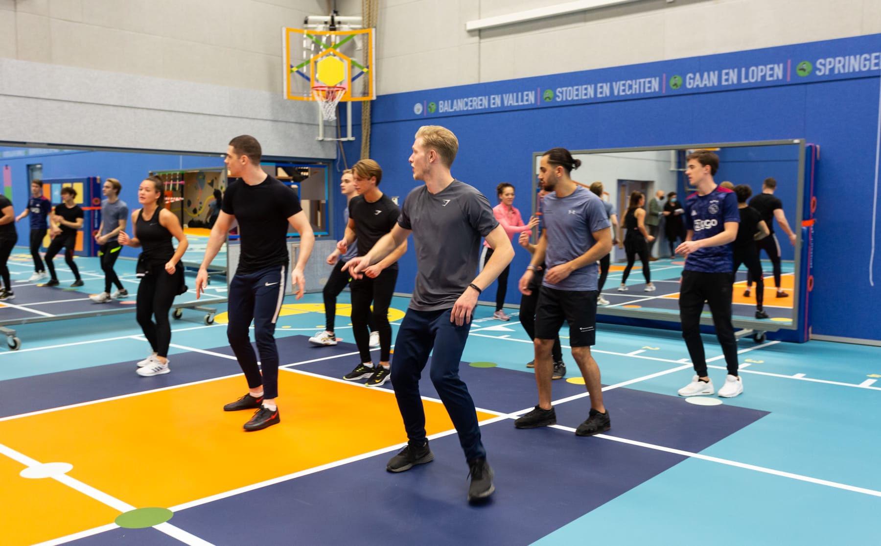 in-deze-hypermoderne-gymzaal-glij-draai-en-spring-je-door-de-les-image In deze hypermoderne gymzaal glij, draai en spring je door de les