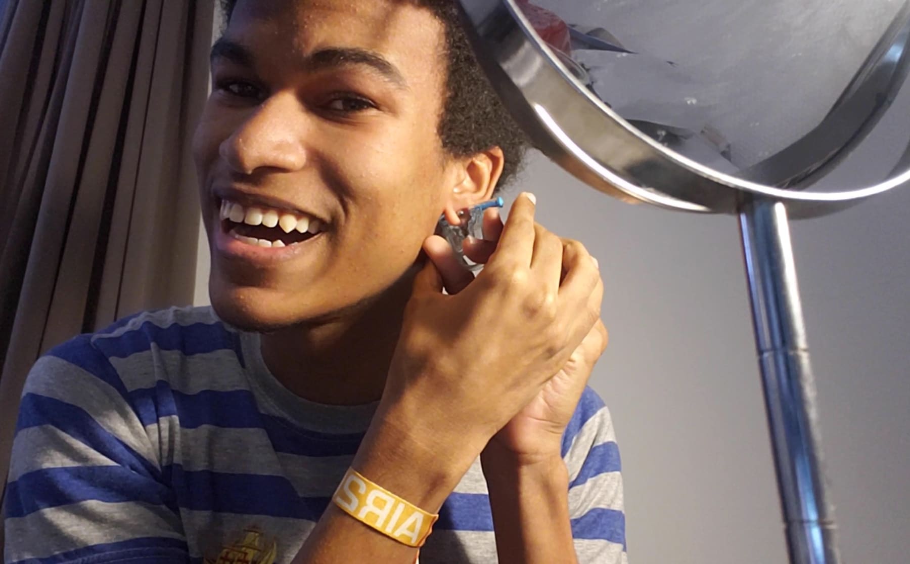 VLOG 5: Jonathan zet zelf een piercing