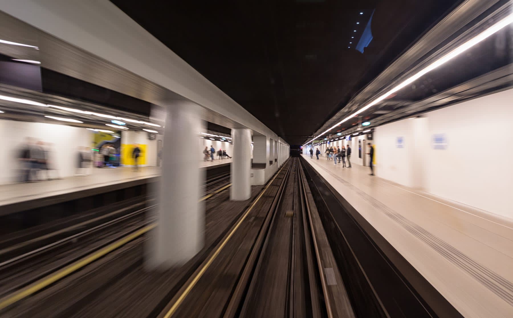 In het donker naar de metro? Bij Holendrecht loopt voortaan iemand mee