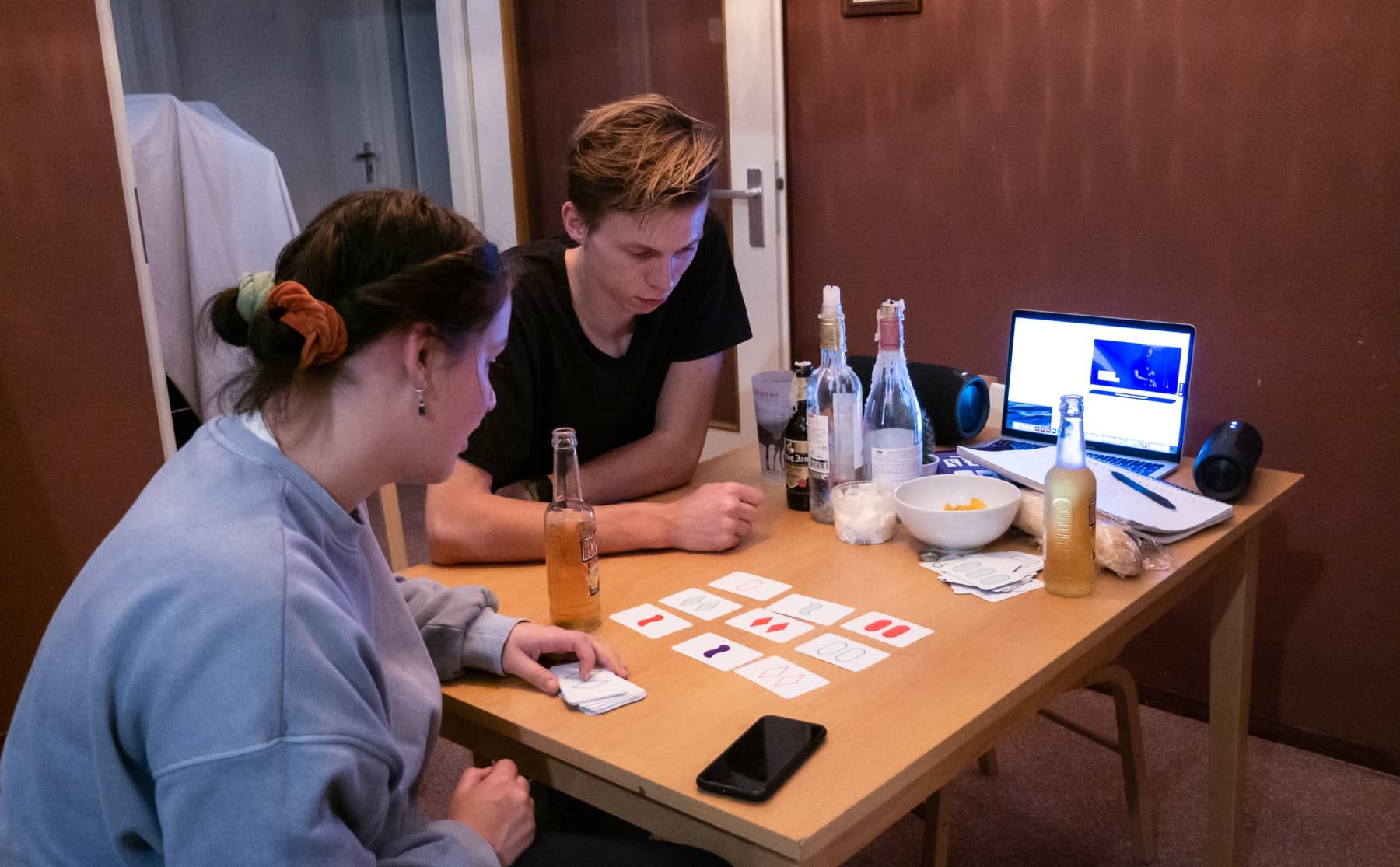 online-meefeesten-met-intro-vibes-het-eindigde-met-een-potje-kaarten-image Online meefeesten met Intro Vibes: het eindigde met een potje kaarten