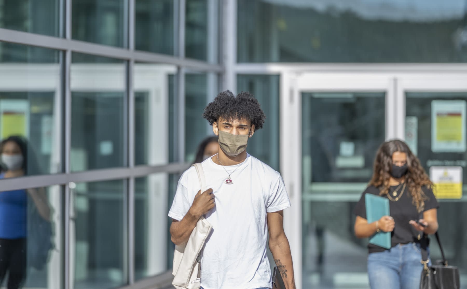 Wel of geen mondkapje op? Het is maar net waar je studeert