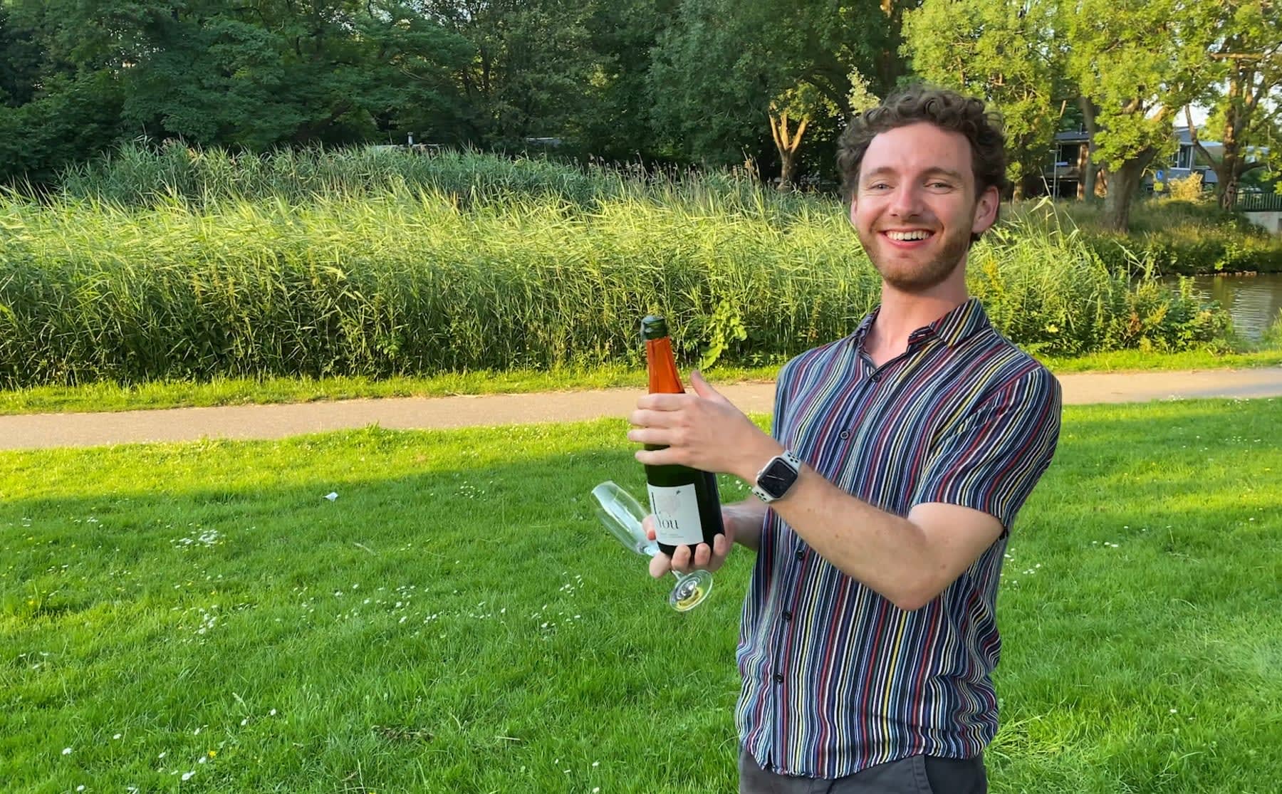 Corona-vlog 15: Lege wijnflessen en Ibiza lounge – vaarwel gek schooljaar