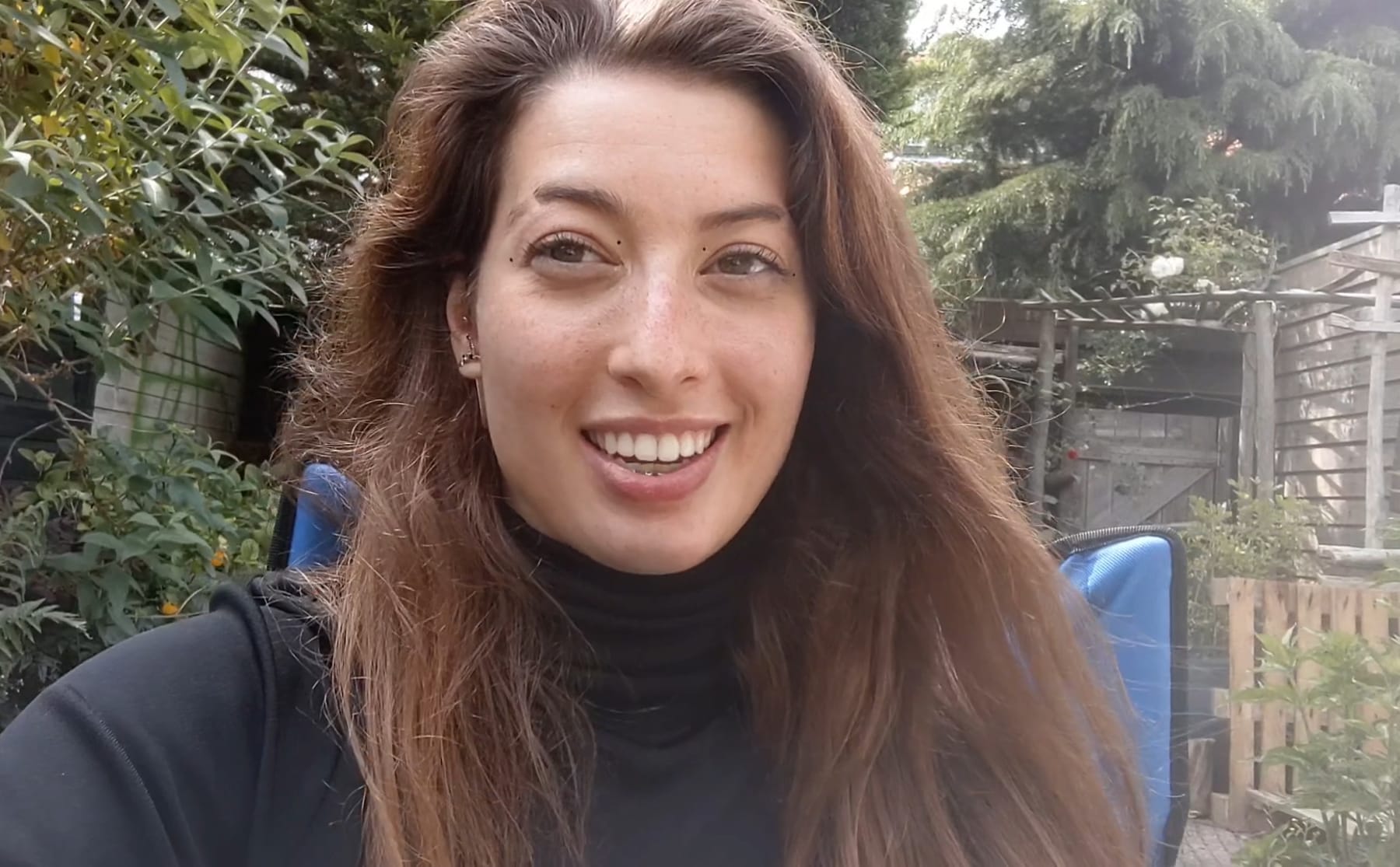 Corona-vlog 11: Aim&eacute;e protesteert op de Dam en Berend geeft mondkapjes-tip