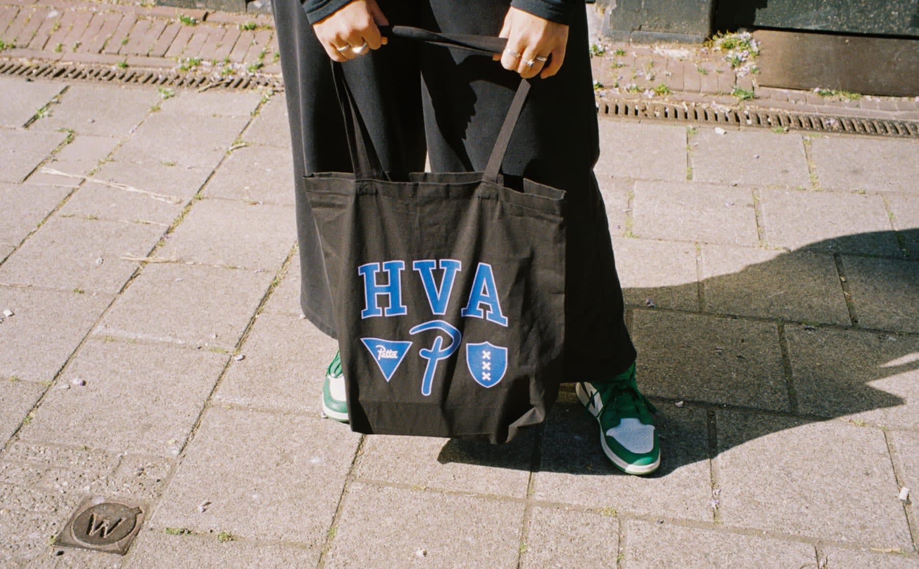 PattaxHvA komt met een nieuwe lijn: truien, tassen en condooms