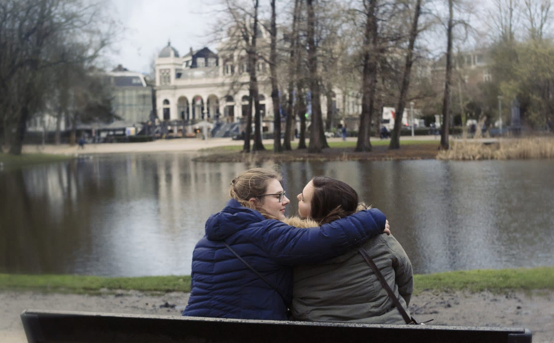 liefde-op-anderhalve-meter-deze-koppels-daten-voortaan-van-veraf-image Liefde op anderhalve meter: deze koppels daten voortaan van veraf