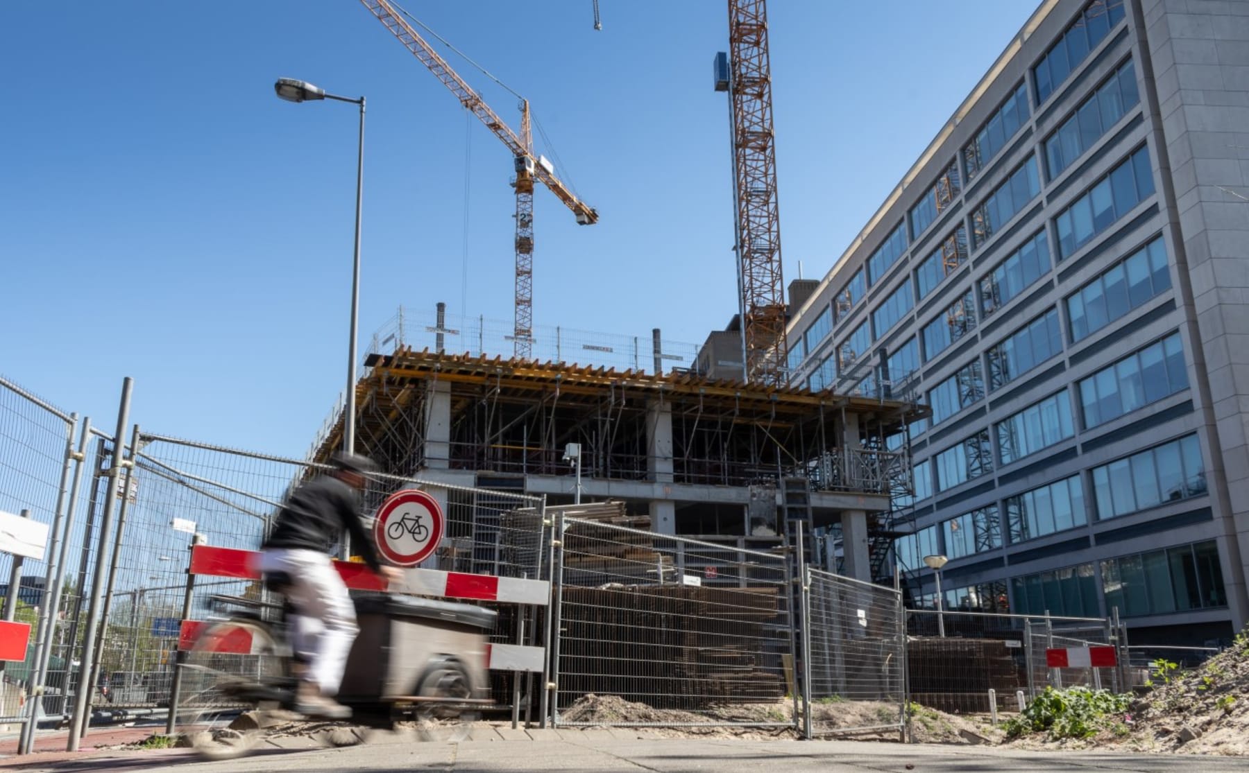 Je bammetje eten op 1,5 meter afstand: hoe bouw je het Conradhuis in coronatijd?