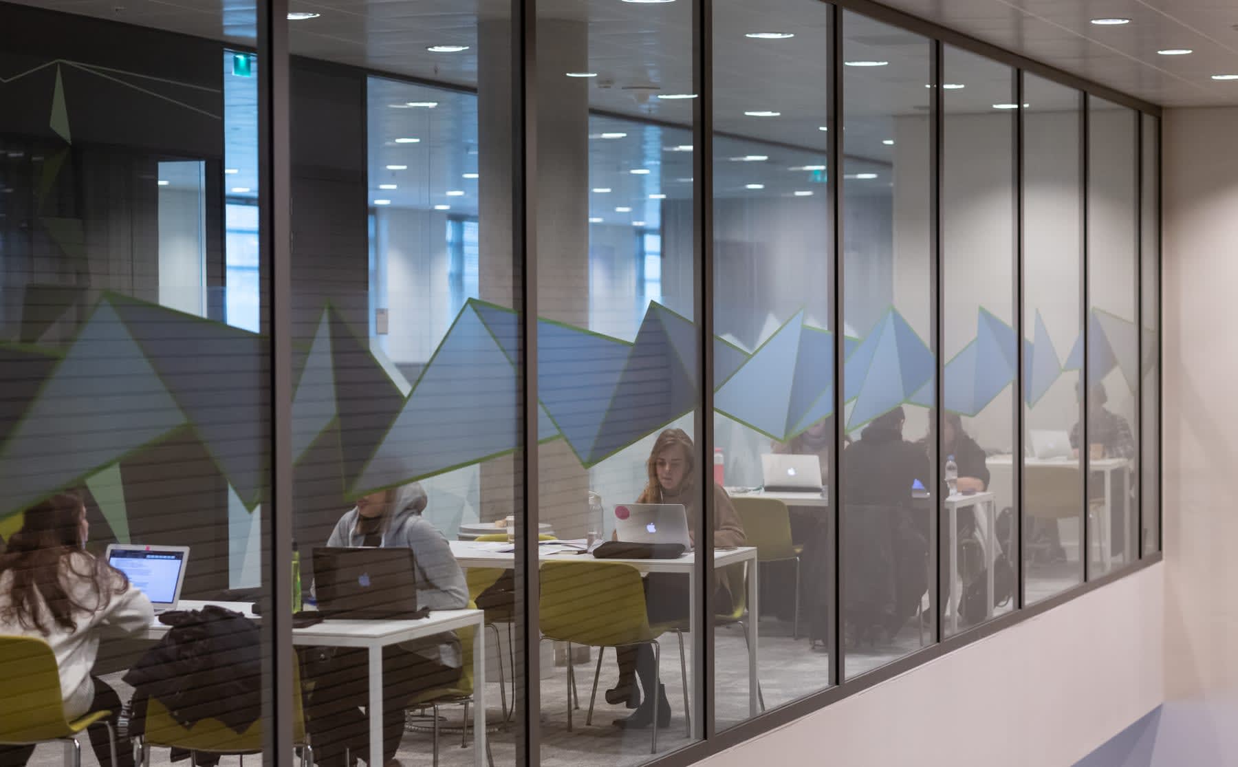 De meeste HvA’ers vonden na hun studie snel een baan, maar blijft dat zo?