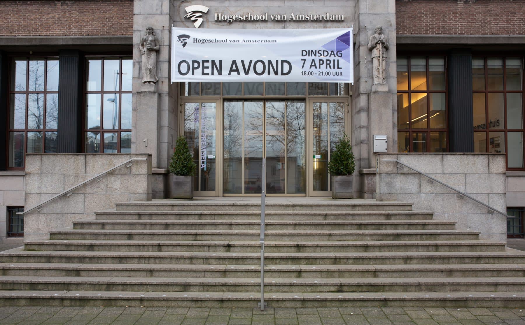 Open avond op een gesloten HvA, leerlingen kiezen hun studie digitaal