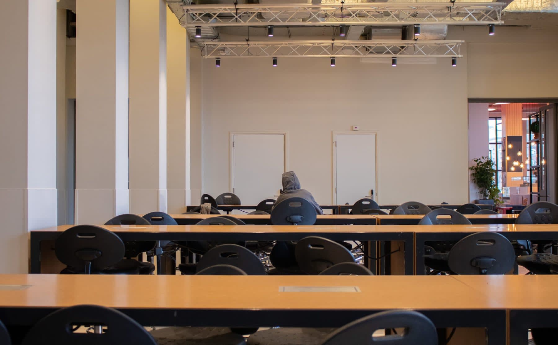 Gespot: Zeldzame studenten in zeeën van ruimte