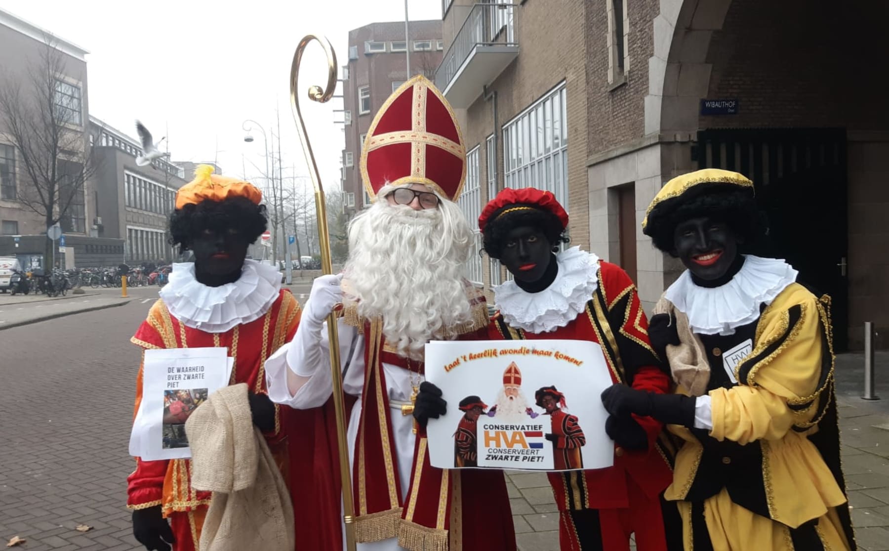 studenten-lopen-verkleed-als-zwarte-piet-hva-in-image Studenten lopen verkleed als Zwarte Piet HvA in