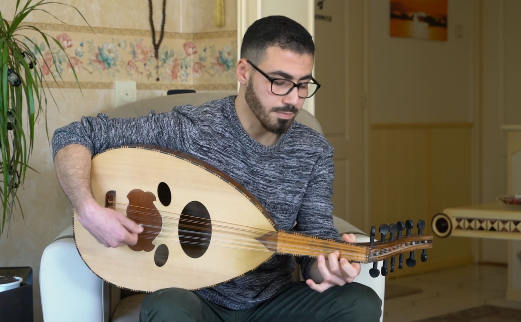 passie-ashraf-speelt-iedere-dag-bekende-hits-op-zijn-oed-image Passie: Ashraf speelt iedere dag bekende hits op zijn oed