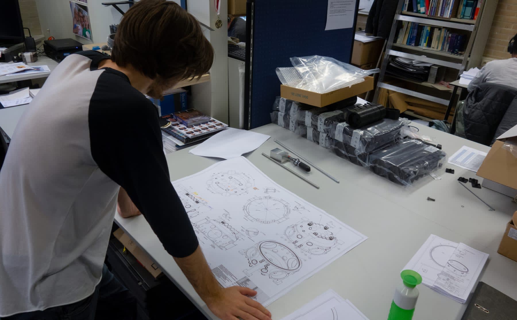 Aan het werk: Mathijs maakt bouwtekeningen van een telescoop