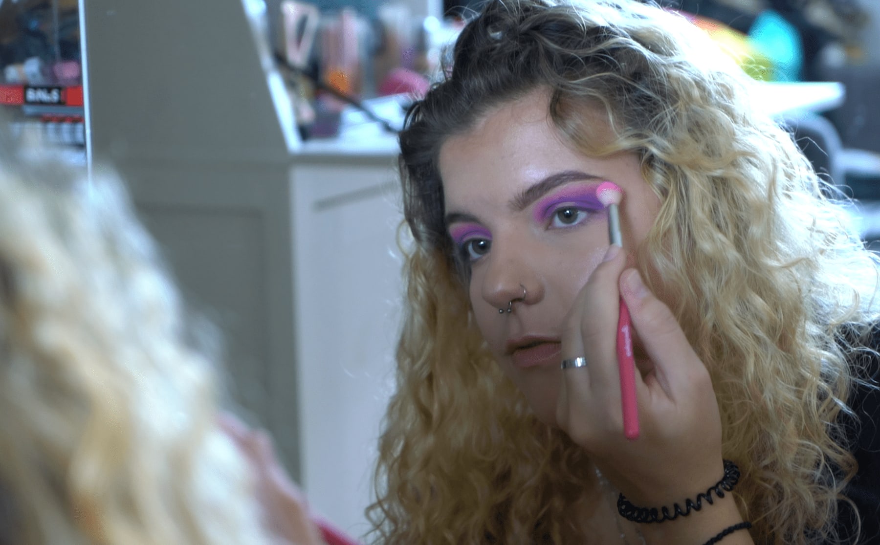 passie-mara-kiest-kleurrijke-oogschaduw-bij-haar-humeur-image Passie: Mara kiest kleurrijke oogschaduw bij haar humeur