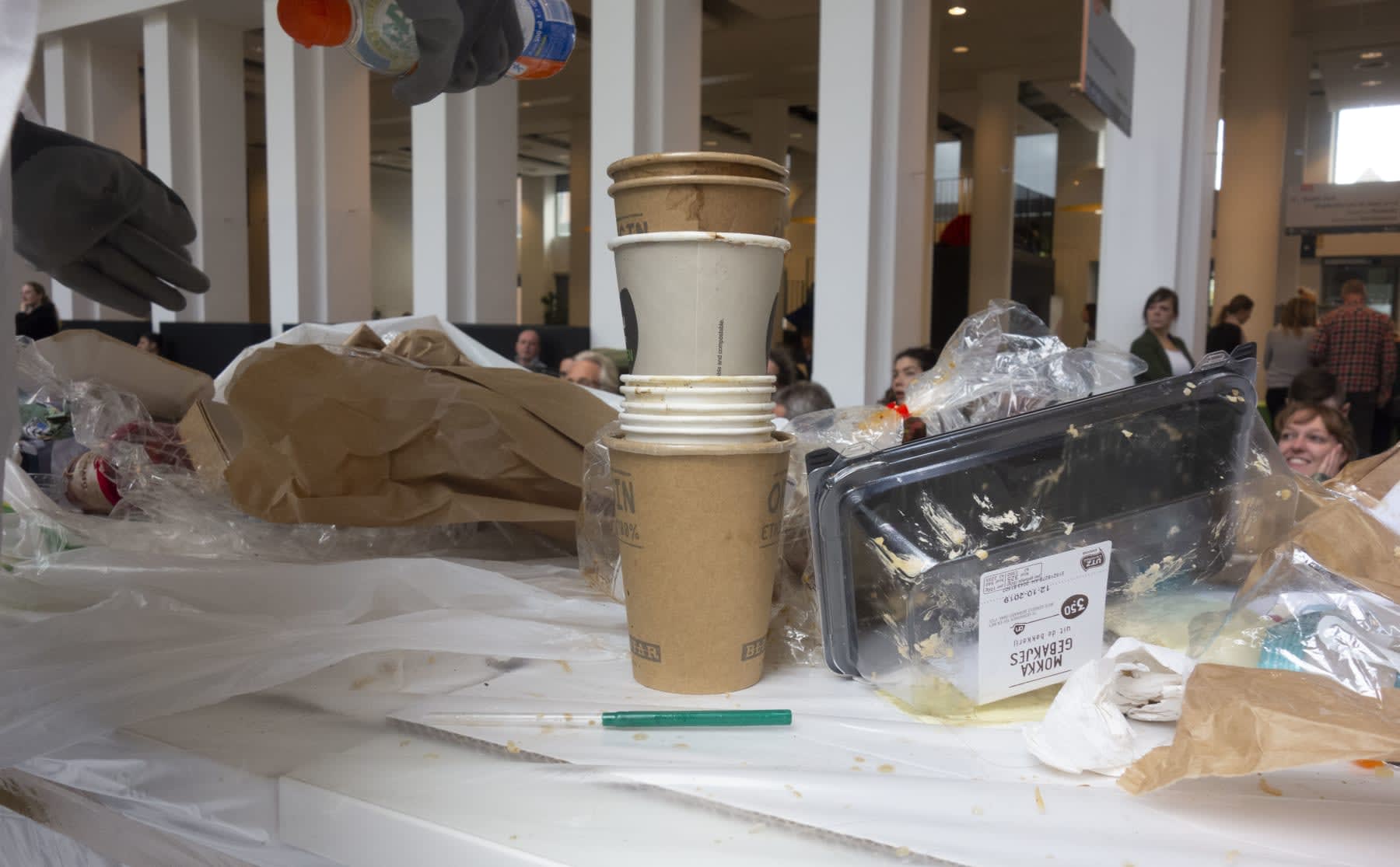 Lekker graven in de prullenbakken van de HvA: dit gooien jullie allemaal weg