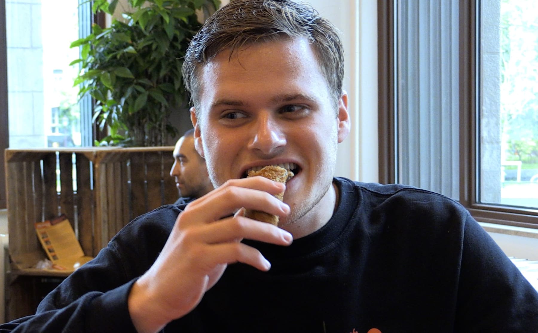 wat-zit-er-in-deze-kroket-ehhh-iets-anders-dan-normaal-image Wat zit er in deze kroket? ‘Ehhh, iets anders dan normaal?’