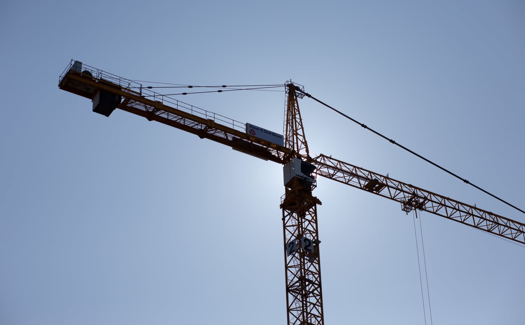 In beeld: de bouwkranen voor het Conradhuis staan overeind