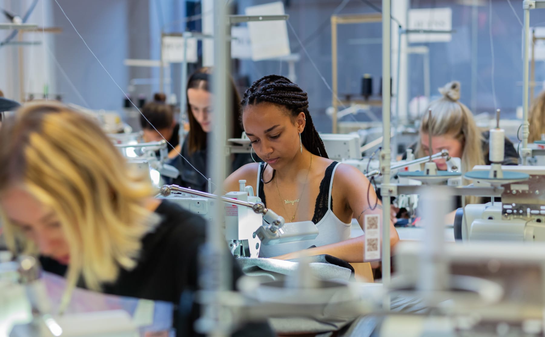 Studenten werken zich in het zweet in de Amfi-sweatshop